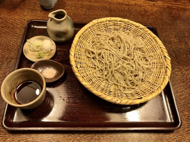 十割そばは、香り高く、食感もざらざらした感じ。割り箸の先に、ちょこっと塩をつけて、そのまんま蕎麦を取って食べてみました。