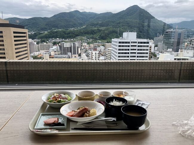 ホテルの朝食会場は、ホテル最上階の18階、「スカイレストラン白馬」です。<br />レストラン内、未だブッフェの名残があるレイアウトになっています。