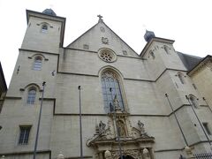 憲法広場の東に建つ、ルクセンブルク唯一の大聖堂であるノートルダム大聖堂。