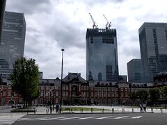 丸の内ストリートパーク近くから眺める東京駅。

東京駅赤レンガ駅舎は、本当に美しい駅舎だといつも思います。