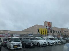 車で5～10分移動
秋田まるごと市場に来ました。
広い駐車場ですが、ほぼ満車でした。
奥に見えてる建物です。