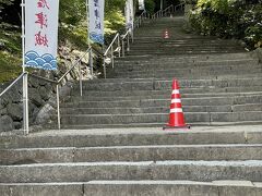 昨日は時間がなかったのと、エレベーター側に出たので、今日は正面から階段を上っていきます。

朝だったので散歩する人もちらほら。
体力向上にはいい散歩道かもしれません(^^ゞ