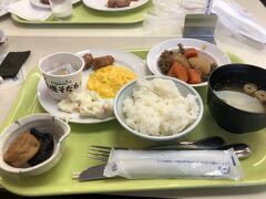 ホテル立山の朝食です。
一般的なバイキングですが、山の上とは思えない内容です。
朝食会場には、自由に取れるペットボトル水があり、散策のお供にもらっていきました。