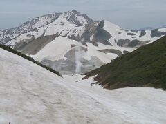 地獄谷が見えるところまで来ました。
有毒ガスのため、入れないようにロープが張ってあります。