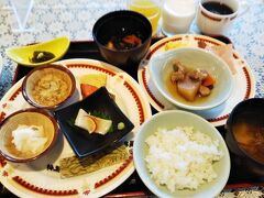 前日に新幹線で秋田へ、秋田からリゾートしらかみで十二湖へやって来ました。
こちらは、宿泊したアオーネ白神十二湖での朝食です。
おいしくてモリモリ食べます！