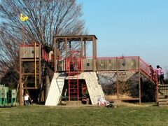 「出羽公園」
広場には滑り台やブランコ、幼児用遊具もあります。