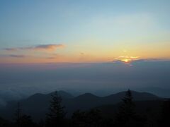 早朝4:30頃、まだ薄暗い頃に起きて、こまめに外をチェック。「道の駅美ヶ原高原」から雲海が見られる日もあるそうで(*ﾟ∀ﾟ) 見られるのかなー、見られるかなー？！

※美ヶ原高原美術館の駐車場が「道の駅美ヶ原高原」になっています。
http://m-utsukushigahara.jp/