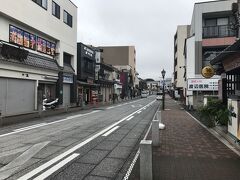 成田駅で降り、表参道をぶらぶら。
まだ、9時過ぎなので、人通りは少ない。