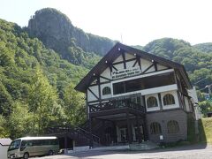 だらだらとした上り坂を登りきったら大雪山層雲峡・黒岳ロープウェイの層雲峡駅に到着しました。
背後の岩山が凄い迫力！