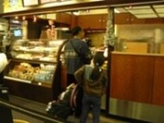 シコゴといえばスタバの発祥地　空港内に何か所かスタバがある
カフェラテとチョコチップクッキーを購入