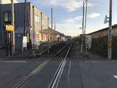 市役所前駅に到着。西御坊駅方向の風景。

市役所前駅から西御坊駅は直線、駅間距離は300m程しかない。西御坊駅で16:10の発車を待つ列車が見える。