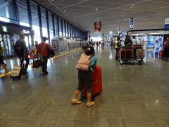 午前中はそれぞれ仕事と学校　バタバタで成田空港へ到着