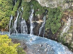 上の画像の橋・ブルーリバー橋から青い滝・しらひげの滝を見ます。
青ひげの滝？