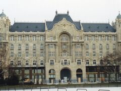も～すぐできあがり！　のグレシャム宮殿。
ブダペストに来るたびに、「どうなったかな～」と見に来る定点観測地です。

最初に出会ったのは1992年。当時は、建物の名前も由来も知らず、すんごい豪華な装飾なのに崩壊寸前のボロボロの状態に涙しておりました。
その後何度か悲しい状態を確認していたら、2002年にはリノベーション中に！　やった～～！