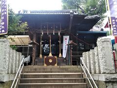 「千束八幡神社」
そんな名馬『池月』伝説から、千束八幡神社は『旗揚げ八幡』とも呼ばれるそうです。
800年以上の歴史があって、源頼朝にも縁のある神社でした。