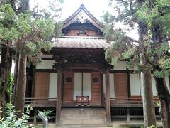 「妙福寺」
日蓮が池の水で手足を洗った時に、法衣をかけた松の木が「日蓮上人袈裟掛けの松」。「日蓮上人像」と「日蓮上人袈裟掛けの松」は「妙福寺」の境内にあります。
