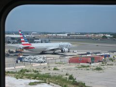 車窓からは、広大な空港内に駐機中の旅客機を思う存分に眺めることができました。
写真はアメリカン航空のB777-300ER。