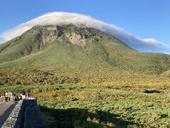 雲の帽子がぐるぐると羅臼岳を！
不思議な光景でした。