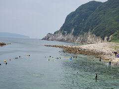 そして次の観光地へ。柏島。晴れていたら真っ青なのでしょうが…