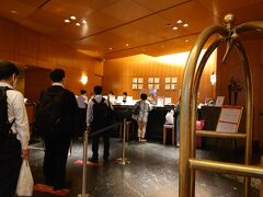 今夜の宿は大阪福島のホテル阪神大阪
無事平和な時間にチェックイン。

こちらのホテル、緊急事態宣言下においても何度も利用していますがチェックインで並んだのは何時以来だろう？