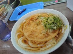 大阪の立ち食いそばの天ぷらは衣だらけで具財が無い、というのをテレビで見たらしく一度食べてみたかったらしい。

そういえば、てんぷらそば・うどんが360円。
かき揚げそば・うどんが430円になってますね。
エビ天というメニューはまた別にある。

きつね、たぬきのメニューに　うどん・そばの記載がないのは関西にはきつねそばというメニューが無いから。

きつねっていえばきつねうどんが、たぬきっていえば、揚げが乗せられた蕎麦が出て来る。京都はまた違うが。

エスカレーターでは右側に立ち、阪神タイガースの悪口を言ってはならないと、大阪ルールをお連れさんに注入。