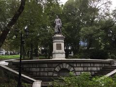 再び歩きます。次に見たのはこのセルゲイ・ラゾ像。この像があるところはちょっとした広場になっていて、ベンチなどがありました。怪しげな人もいませんでしたね。