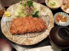 15時の屋久島行きの飛行機に乗るまで時間がありますので、近くの食堂でお昼ごはんを食べました。私は、かごしま黒豚のとんかつ定食です。