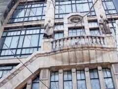 アンドラーシ通りで探していた建物をやっと発見。
旧パリジャンデパートだ～。20世紀初頭のブルジョワが台頭して消費社会がスタートした的な説明でよく出てくる場所なんですよ。ここ。
日本だってデパートってちょっとアールデコだったり(新宿伊勢丹とかとか)するじゃないですか。パリにはステキなアールヌーボーのデパートもありますし。
なので、中見た～～い♪と期待して探してたんですけど、どうも閉鎖中…。
大通りに面しておりますが、夏は街路樹で建物が見づらく、発見しにくい！のでした。
Andrássy út 39

↓この時代なら建物も楽しめたかな～。