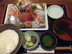 どんぶりやで昼食。