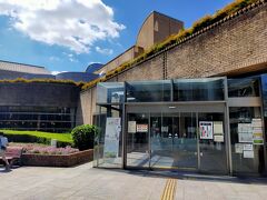 こちらがフェス会場、１階が図書館で２階がミュージアムです。