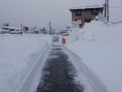 　歩道も小型除雪車で除雪して歩けるようになってました。さすが雪国です。住んでいる方が取り切れない雪をシャベルで削って歩きやすくしてました。