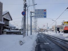 　こちらの歩道は除雪されていないので車道の端を歩きます。米沢城址を目指します。城址には上杉謙信を祀る上杉神社があり、米沢観光には外せません。