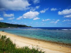 アダンビーチに到着後。
魚多いし珊瑚も見られるので毎回来るのですが、この日は今までにない駐車場が大混雑。
キャンプブーム人気になってしまったらしい。