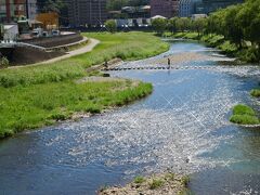 キラキラと光る水面を眺めながら、川沿いの道を進むと…