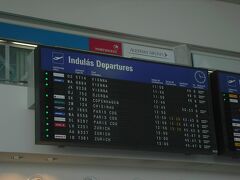 10時20分にはホテルを出発しブダペスト空港へ。
13:00発のLX2251便です。スイス航空(LX)と、アメリカン航空(AA)、イベリア航空(IB)のコードシェア便。

このツアーの現地ガイドは、通しで同じハンガリーの青年。お餞別というか残ったから？、日本から持ってきた煎餅を進呈してきました。好物って言ってくれてよかった♪