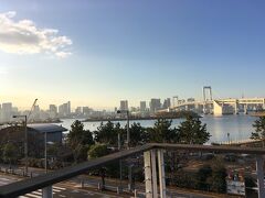 起点の新橋駅から、海を渡ってすぐのお台場海浜公園駅まで乗車しました。
駅を降りて、海に向かって数分歩いたところにお台場海浜公園があります。
海岸に緑と遊歩道のある公園が続き、海の向こうには都心のビル群が見えます。
