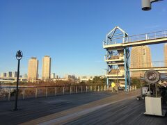 お台場海浜公園駅からデッキを歩いて、デックス東京ビーチへ。
屋外にはウッドデッキがあり、レインボーブリッジが見えてきれいでした。
