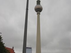 ベルリンテレビ塔は、東ドイツ時代の１９６９年に建てられました。
高さは３６８ｍあり、２０７ｍのところに回転式のレストランが
あります。１時間で一周します。消防法のため、キッチンは１階にあり、
料理は、はるばる運ばれて来るのだそうです。
入場料は１３ユーロと、こちらも高い。
