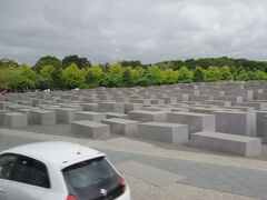 「虐殺されたヨーロッパのユダヤ人のための記念碑
（Denkmal fur die ermordeten Juden Europas ）」がありました。
１万９千㎡に２７１１基の石が置かれています。大きさはまちまちで、
数にも意味はないそうです。２００５年に完成しました。
地下に情報センターがあって、強制収容所で亡くなった人の情報を
展示しています。
総工費２７６０万ユーロをすべて国費で賄っています。
ドイツの贖罪の潔さは、日本も見習うべきですね。
原爆記念館にアメリカ大統領に来いと言う前に、
日本の首相が、迷惑をかけた国々に謝罪に行くべきでしょう。
天皇陛下はそれを長年なさって来ました。
１９７０年、西ドイツのブラント首相（当時）が第２次大戦の謝罪を
込めて、ポーランドのユダヤ人慰霊碑前でひざまずいたのは、
衝撃的でした。
