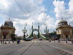 駅近くの自由橋　ハンガリー建国1000周年を記念して1896年に架けらた趣のある鉄橋(第二次大戦でドイツ軍により破壊されその後再建されたもの)　4本の橋脚の先端にはハンガリー神話に登場する鳥トゥルルがあしらわれています