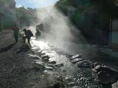 今回のスタートは須川高原
有名な温泉地だ
登山口にも源泉から湧き出る湯が川になっている
水と混じって温めかと思いきや、熱い！
こりゃ足湯にいいや