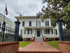 そしてすぐ前には南部連合大統領官邸（First White House of the Confederacy）です。南軍のホワイトハウスはジェファーソンデービス大統領とその家族の邸宅だったようです。