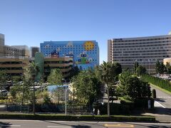 千葉県浦安市舞浜『Hilton Tokyo Bay』

東京ディズニーリゾートにあるホテル『ヒルトン東京ベイ』の
外観の写真。

お隣に建ったブルーの外観のホテルは？

<『ヒルトン東京ベイ』宿泊記（１）
ヒルトン・オナーズのダイヤモンドメンバーのアップグレード特典で
ホテルライフを楽しもう〔第５弾〕クラブラウンジ>

https://4travel.jp/travelogue/11448936

<『ヒルトン東京ベイ』宿泊記（２）ヒルトン・オナーズの
ダイヤモンドメンバー特典で「ヒルトンルーム」から
「セレブリオスイート（海側：80㎡）」にアップグレード♪>

https://4travel.jp/travelogue/11487891

<『ヒルトン東京ベイ』宿泊記（３）【セレブリオラウンジ】の
カクテルタイム、スパ＆フィットネス【リビスタ】
（ジム、室内プール、サウナ、温浴施設）>

https://4travel.jp/travelogue/11536217

<『ヒルトン東京ベイ』宿泊記（４）朝ごはん編【セレブリオラウンジ】
【ラウンジオー】【フォレストガーデン】【アチェンド】【シルバ】の
朝食ブッフェ>

https://4travel.jp/travelogue/11550022