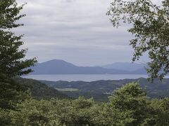 途中の黒森展望台から田沢湖を眺めます。