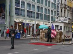 検問所にいるアメリカ兵のコスチュームの彼らは、商売なので、
一緒に記念撮影をするのは有料になります。
背後には「壁博物館（Museum Haus am Checkpoint Charlie）」が
あります。
