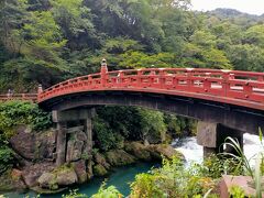 神橋の前で降ります。
前回日光に来たのは4年前の7月のこと。
その時は日本橋からスタートして6回に分けて歩いた日光街道ウォークのゴールのこの神橋を目指して下野大沢駅から歩き雨の中神橋にたどり着いたとき。
