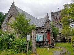 最初に向かったのはバス停から歩いて10分ほどのところにある、日光真光教会
今日日光に来た目的のひとつだった教会です。
残念ながらコロナのため中の見学は休止中で閉まっていました。