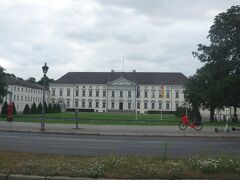 ベルヴュー宮殿（Schloss Bellevue）。
新古典主義の建物で、現在、ドイツ連邦共和国大統領の官邸と
なっています。
