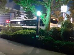 大渋滞の中、やっと新宿西口駅前に到着しました。
三連休最終日、緊急事態宣言下ですがどこも観光地は人出が多くどの高速道も30㎞超の渋滞だったようです。
睡眠不足の中、明日は仕事ですが週末また秋分の日なので頑張って働きます！！
