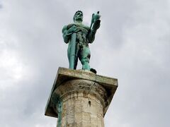 ポベドニク(勝利の像)　公園の西端にあるバルカン戦争、第一世界大戦の勝利を記念して建てらた高さ14mの記念塔　左手にハヤブサを乗せ右に剣をもった裸像がドナウ川の彼方を見つめ建つベオグラードのランドマーク的存在

全体的に傷み気味でしたが2019年秋から修繕が行われ、現在は柱も像もピカピカになっているそうです